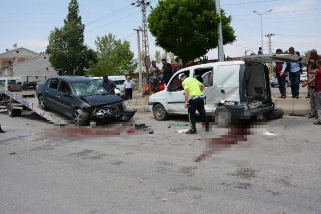 Otomobil, hafif ticari araçla çarpıştı: 1 ölü 6 yaralı