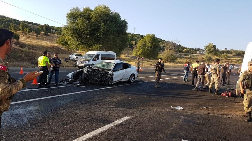 Bingöl’de minibüs ile otomobil çarpıştı: 1 ölü, 13 yaralı