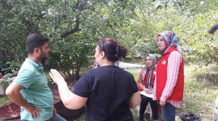 Selde zarar g&ouml;ren evlerinin &ouml;n&uuml;nden ayrılmadılar