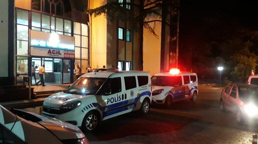 Bilecik'te bı&ccedil;aklı kavga! İki grup birbirine girdi: Yaralılar var