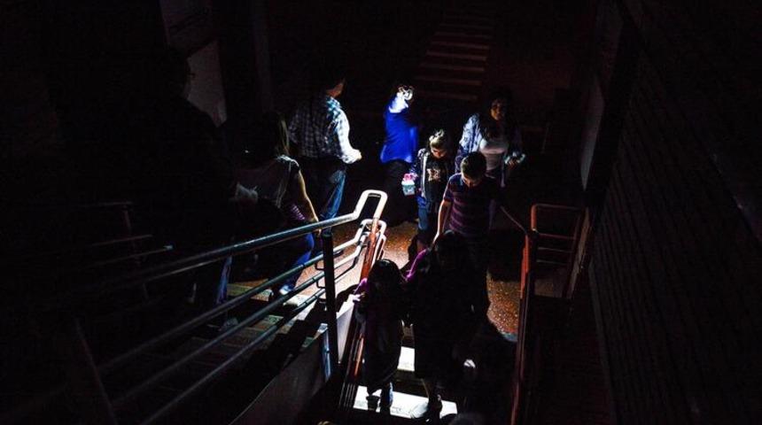 Venezuela karanlığa gömüldü! Ülkenin büyük geneline elektrik verilemiyor!