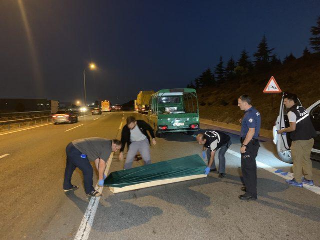 TEM Otoyolu'nda yolun karşına geçmek isterken TIR'ın altında kaldı