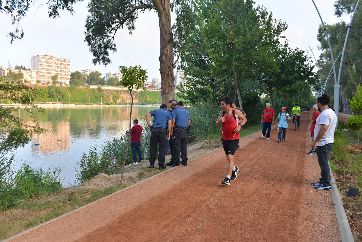 Koşu yapan vatandaşlar Seyhan Nehri'nde kadın cesedi buldu