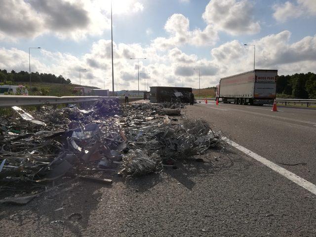 Kuzey Marmara Otoyolu'nda TIR devrildi (1)