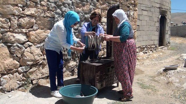 Sezonun ilk balıkları tandırda pişti