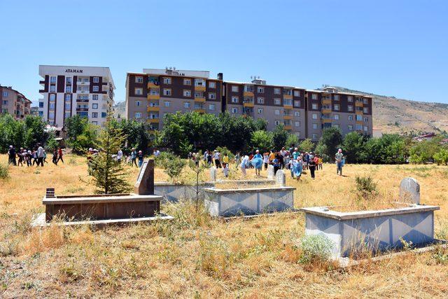 Kuran Kursu öğrencileri mezarlıkları temizledi