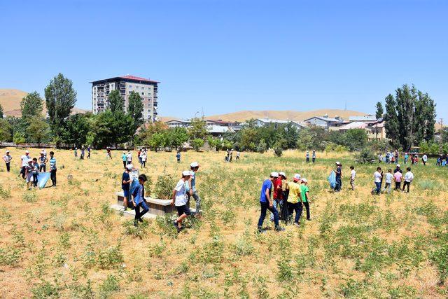 Kuran Kursu öğrencileri mezarlıkları temizledi