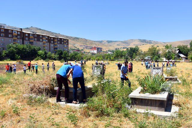 Kuran Kursu öğrencileri mezarlıkları temizledi