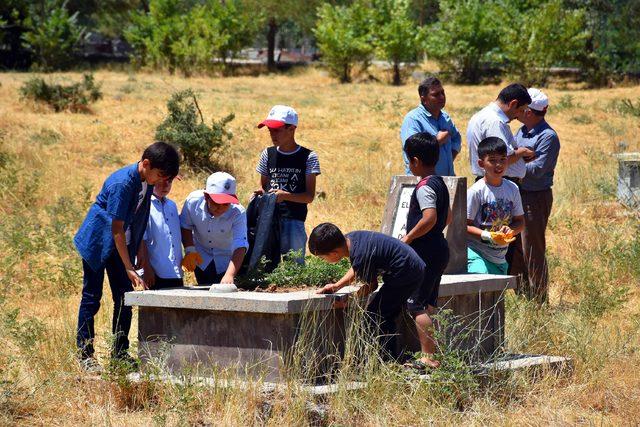 Kuran Kursu öğrencileri mezarlıkları temizledi