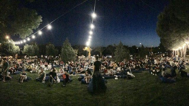 Akhisarlılar açık havada sinema keyfi yaşıyor