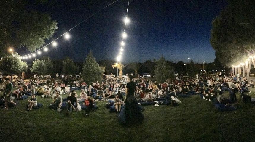 Akhisarlılar a&ccedil;ık havada sinema keyfi yaşıyor