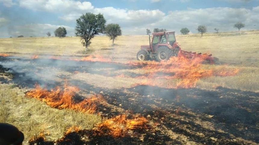 Konya&rsquo;da tarlalar alev alev yandı