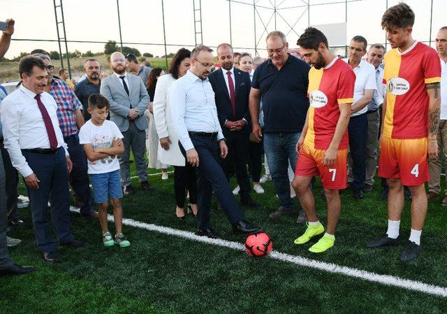 Çanakkale’ye modern halı saha