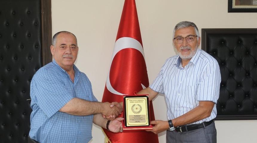 T&uuml;rk Hava Kurumundan Kadir Bozkurt&rsquo;a teşekk&uuml;r plaketi