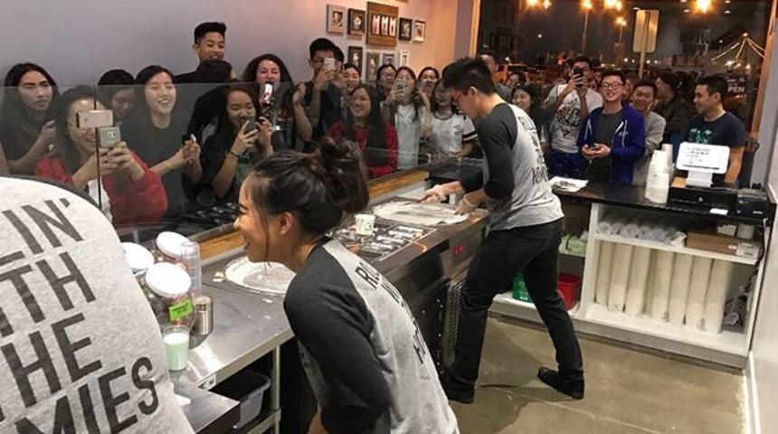 Doğum günününde çalışan arkadaşlarına yaptıkları şoke etti!