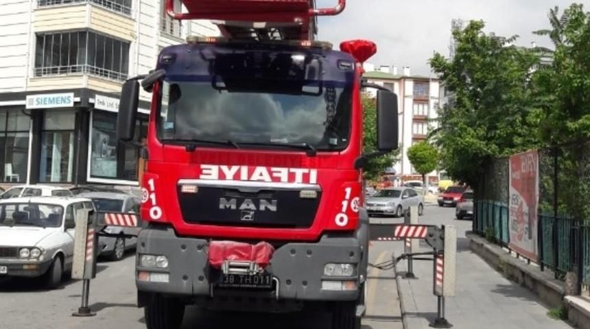 İtfaiye ekipleri &ccedil;atıda asılı kalan kırlangıcı kurtardı