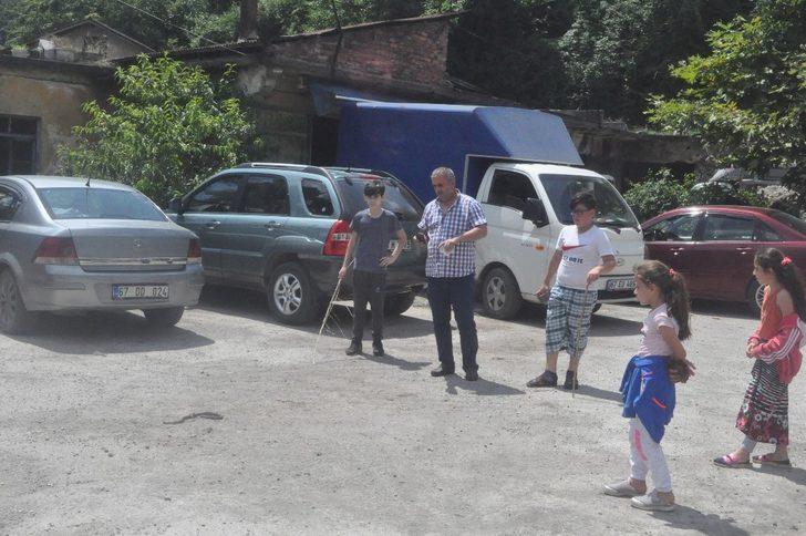 Mahalle arasında ortaya çıkan 3 metrelik su yılanı dereye bırakıldı G1