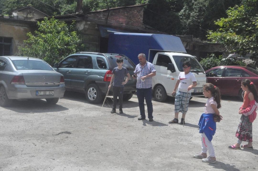 Mahalle arasında ortaya &ccedil;ıkan 3 metrelik su yılanı dereye bırakıldı