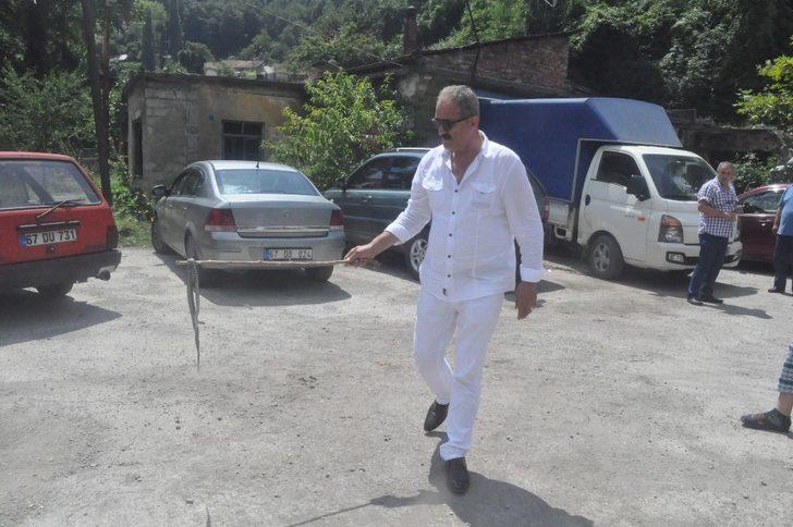 Mahalle arasında ortaya çıkan 3 metrelik su yılanı dereye bırakıldı G4