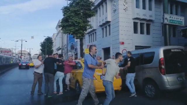 Taksiciyle yolcunun bıçaklı kavgası kamerada