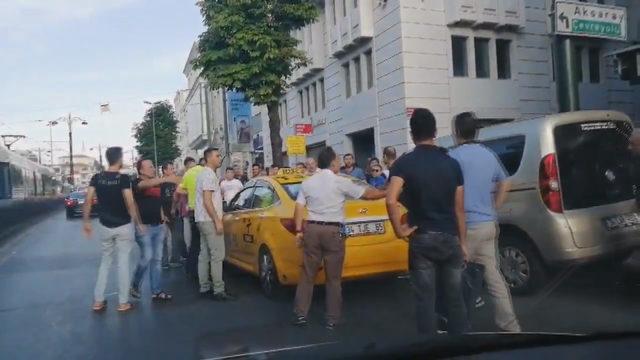 Taksiciyle yolcunun bıçaklı kavgası kamerada