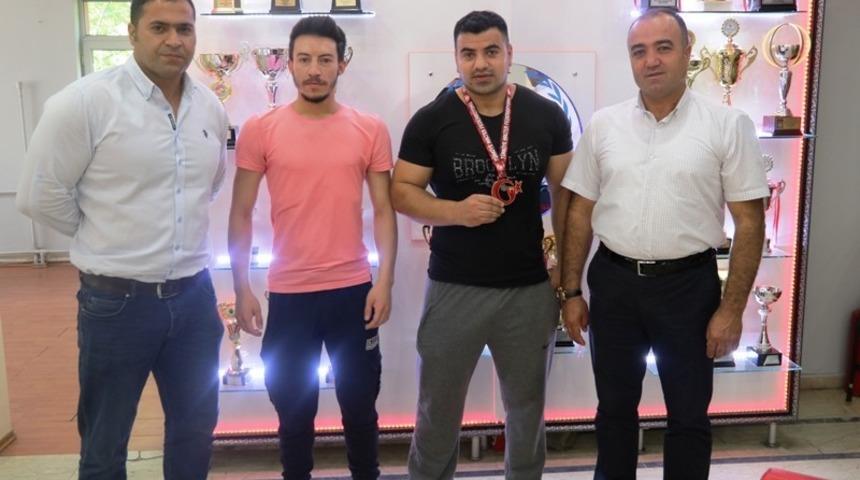 Ağrı Gen&ccedil;lik ve Sporu İl M&uuml;d&uuml;r Vekili Budak, başarılı sporcuları tebrik etti