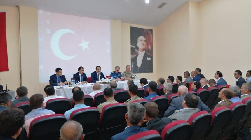 Vali &Ouml;ks&uuml;z, muhtarlarla bir araya geldi