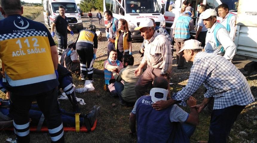 Minib&uuml;s ile kamyonet &ccedil;arpıştı: 11 yaralı