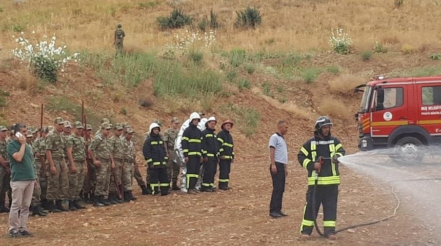 Muş Belediyesinden askerlere yangın eğitimi