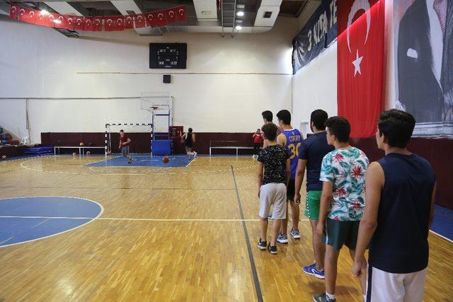 Erdemli Belediyesi’nden basketbol kursu