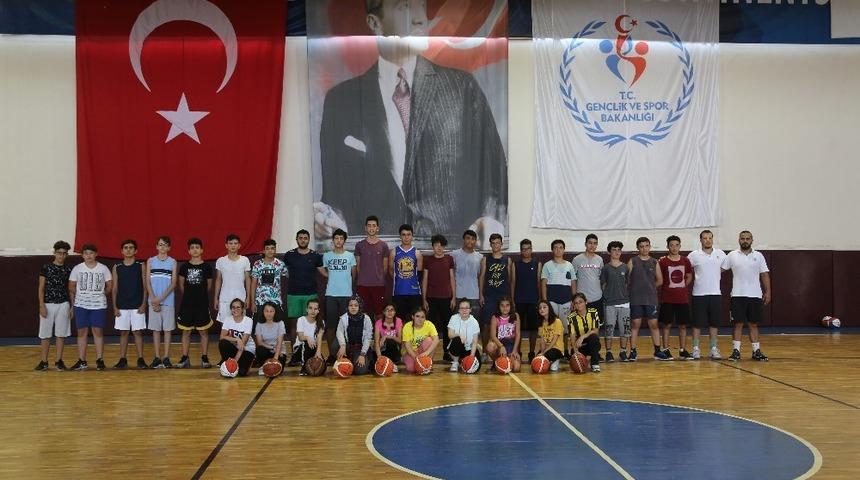 Erdemli Belediyesi&rsquo;nden basketbol kursu