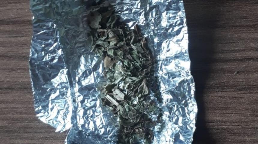 Uyuşturucu satışı yaparken su&ccedil;&uuml;st&uuml; yakalanan 2 zanlı tutuklandı