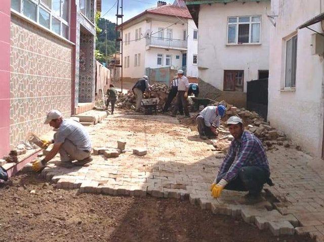 Köylülerin imece usulü yol bakım onarım çalışması