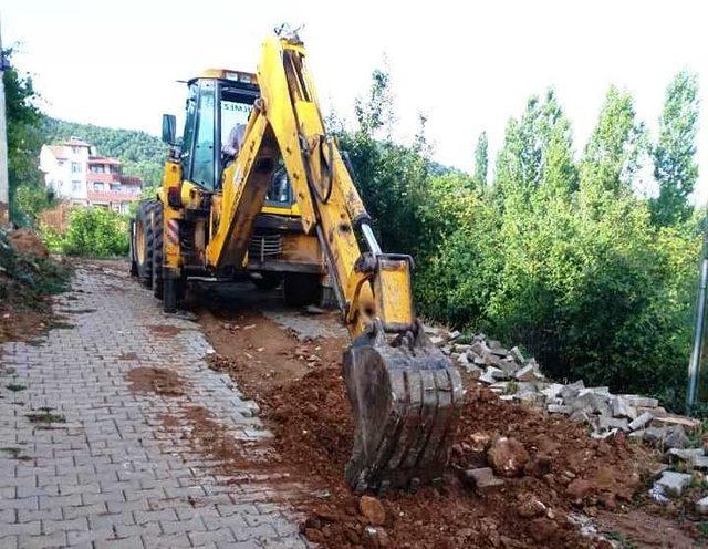 Köylülerin imece usulü yol bakım onarım çalışması