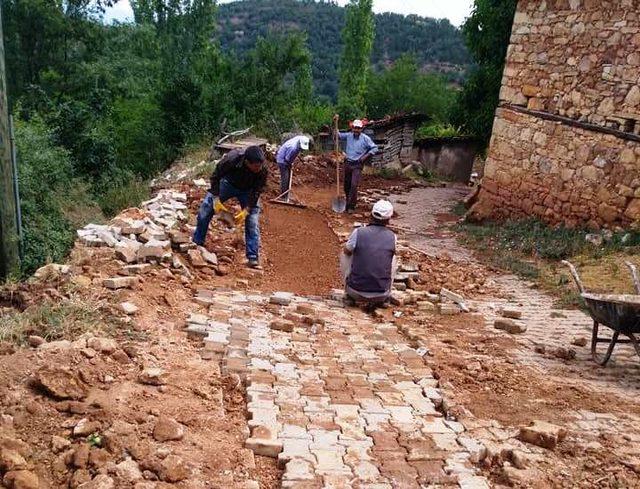 Köylülerin imece usulü yol bakım onarım çalışması