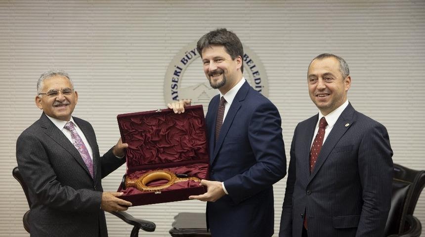 Macaristan&rsquo;ın Ankara B&uuml;y&uuml;kel&ccedil;isi Victor Matis, Başkan B&uuml;y&uuml;kkılı&ccedil;&rsquo;ı ziyaret etti