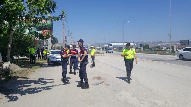 Yaşlı kadın durakta otobüs beklerken kamyonun altında kalarak hayatını kaybetti