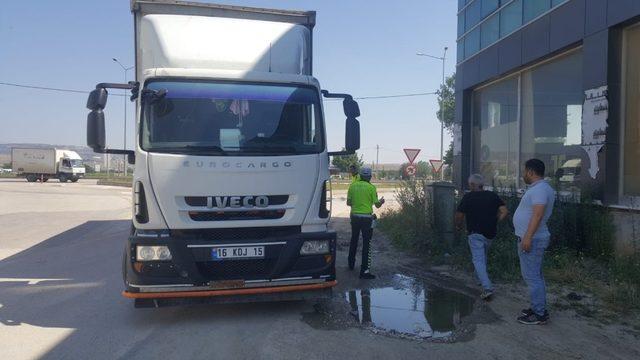 Yaşlı kadın durakta otobüs beklerken kamyonun altında kalarak hayatını kaybetti