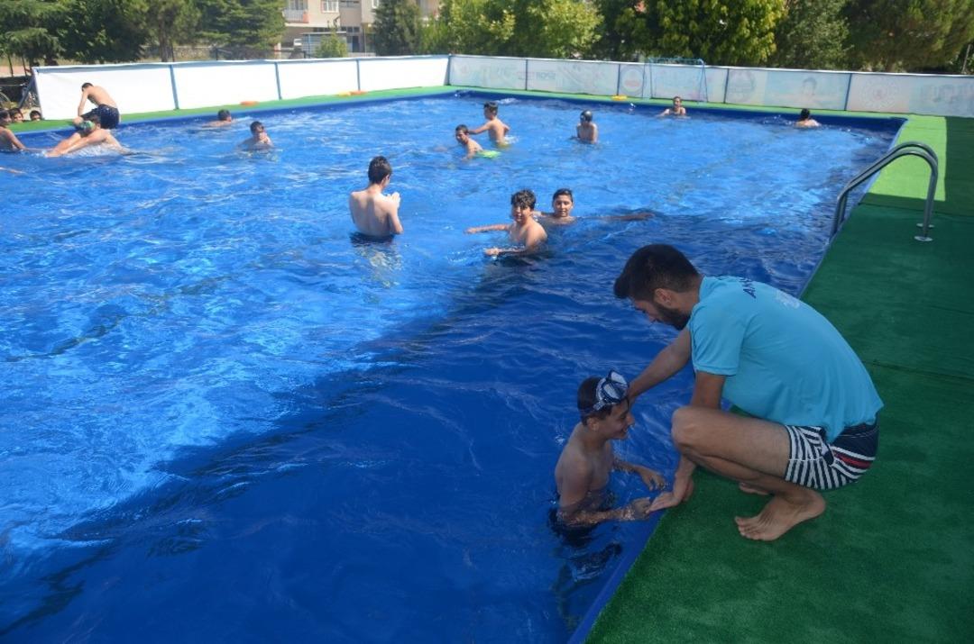 Selendi&rsquo;de bakanlığın &uuml;cretsiz y&uuml;zme kursuna b&uuml;y&uuml;k ilgi