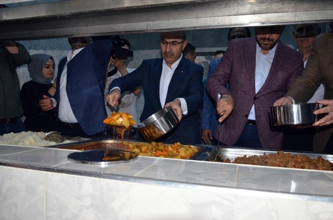 Y&uuml;reğir Aşevi 2 bin 500 vatandaşı doyuruyor