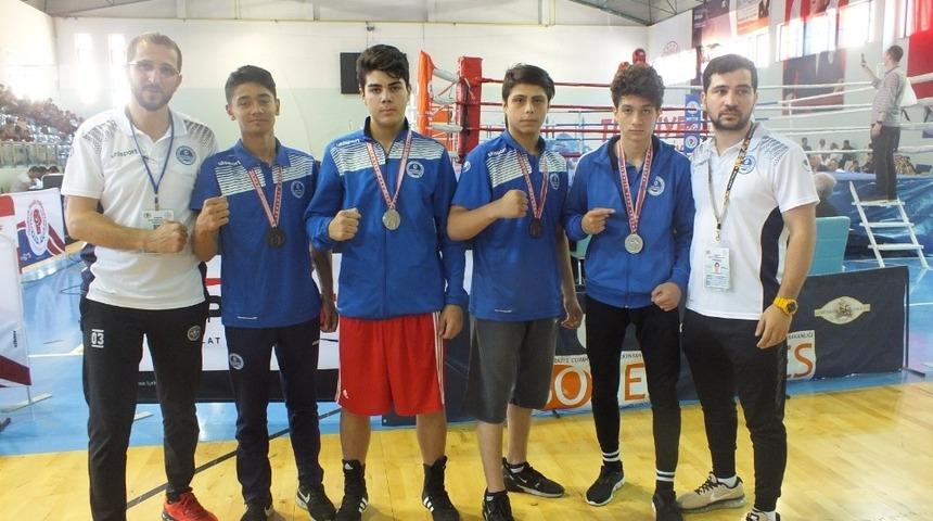 Kağıtsporlu gen&ccedil; boks&ouml;rler G&uuml;m&uuml;şhane&rsquo;den madalyayla d&ouml;nd&uuml;