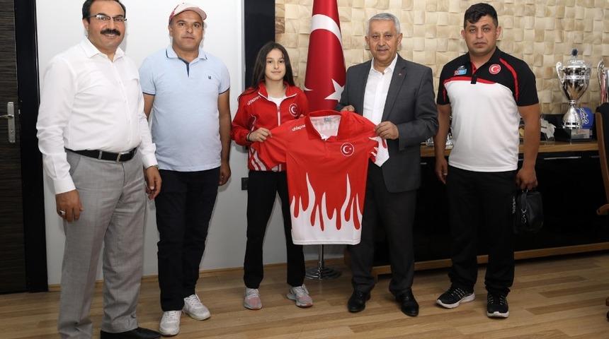 Avrupa 3.&rsquo;s&uuml; Eda Nur Ersoy, Belediye Başkanı Mehmet Zeybek&rsquo;i ziyaret etti