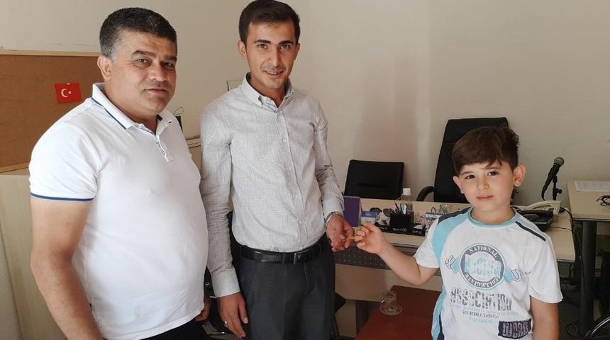 K&uuml;&ccedil;&uuml;k &ccedil;ocuk d&uuml;ğ&uuml;nde bulduğu altın kolyeyi sahibine teslim etti