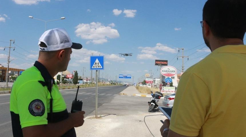 Yaya ge&ccedil;idinde havadan tespit edilen s&uuml;r&uuml;c&uuml;lere ceza yağdı