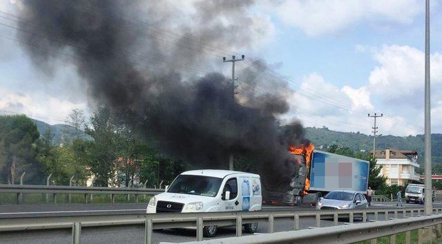 Ordu’da sebze-meyve yüklü tır alev alev yandı