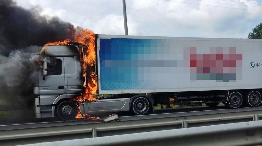 Ordu&rsquo;da sebze-meyve y&uuml;kl&uuml; tır alev alev yandı