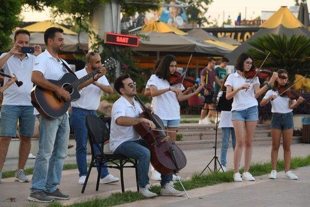 Konyaaltı Belediyesi Oda Orkestrasından Flash Mob