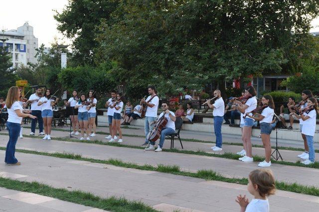 Konyaaltı Belediyesi Oda Orkestrasından Flash Mob