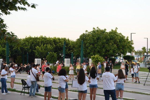 Konyaaltı Belediyesi Oda Orkestrasından Flash Mob