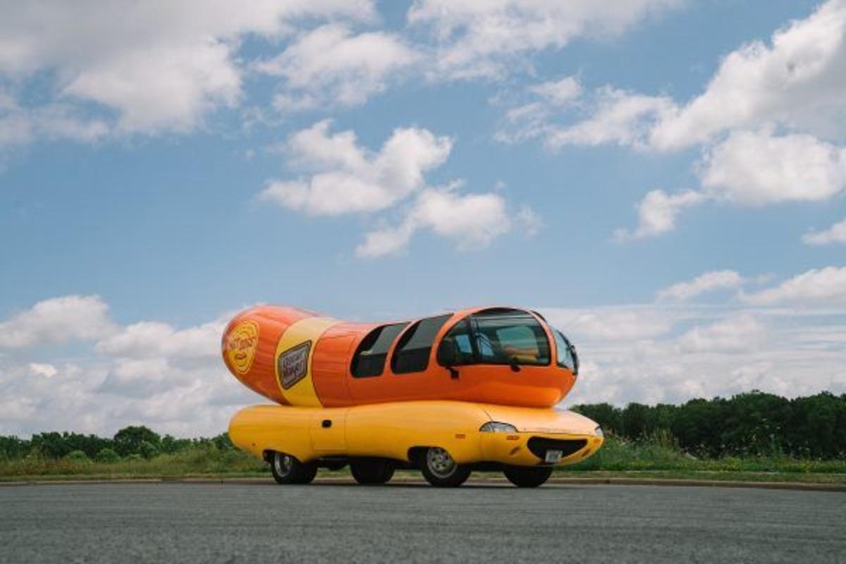 Dev bir sosislinin i&ccedil;inde kalmaya ne dersiniz?